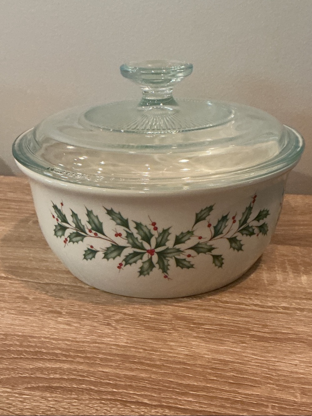 Lenox 1.5 Qt Round Covered Casserole Holiday (Dimension) - holly pattern